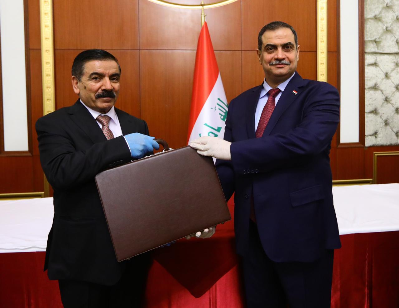 بالصور | أربع جمل لعبد المهدي بـ